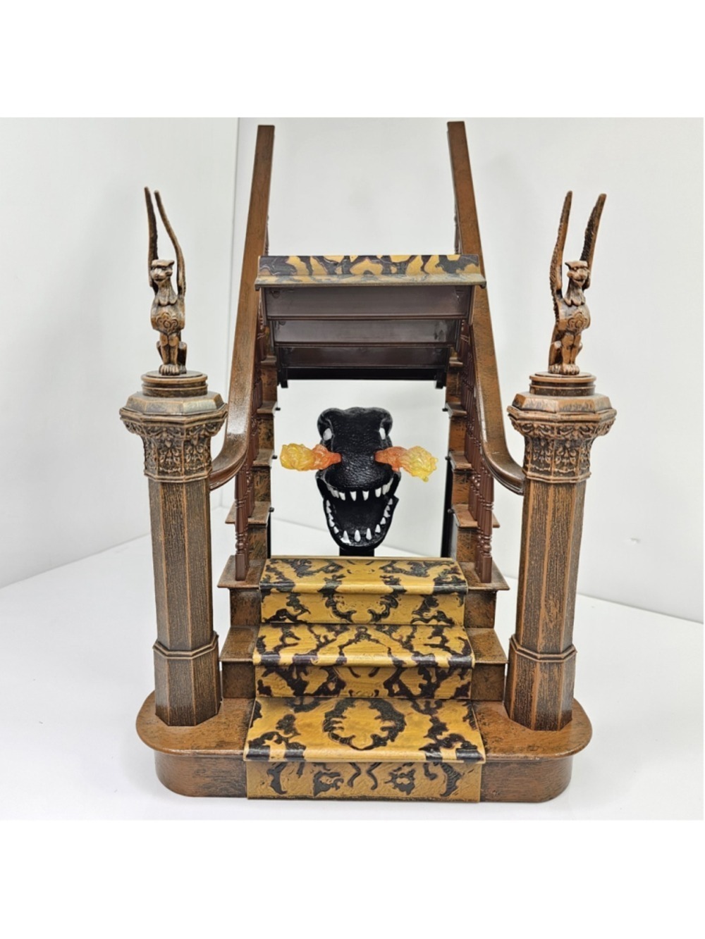 Diamond Select The Munsters Diorama Staircase With Spot Fire-Breathing Dragon